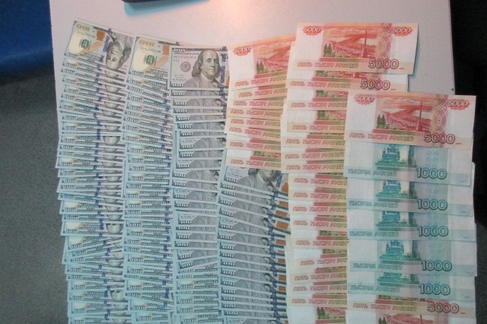 Иностранцы пытались вывезти из Красноярска 2 миллиона рублей без декларации. Фото: пресс-служба Красноярской таможни