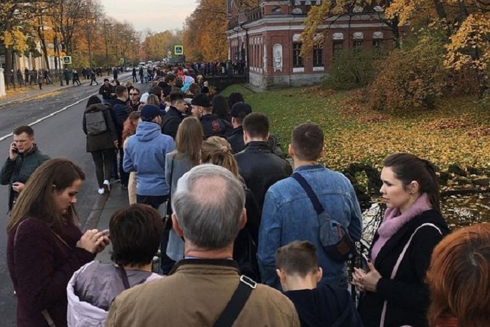 Петербуржцы выстроились в многочасовые очереди на входах в парки. Фото: instagram.com/fintravel