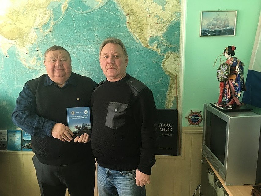 Председатель Дальневосточного профсоюза моряков и второй помощник капитана арестованного судна.