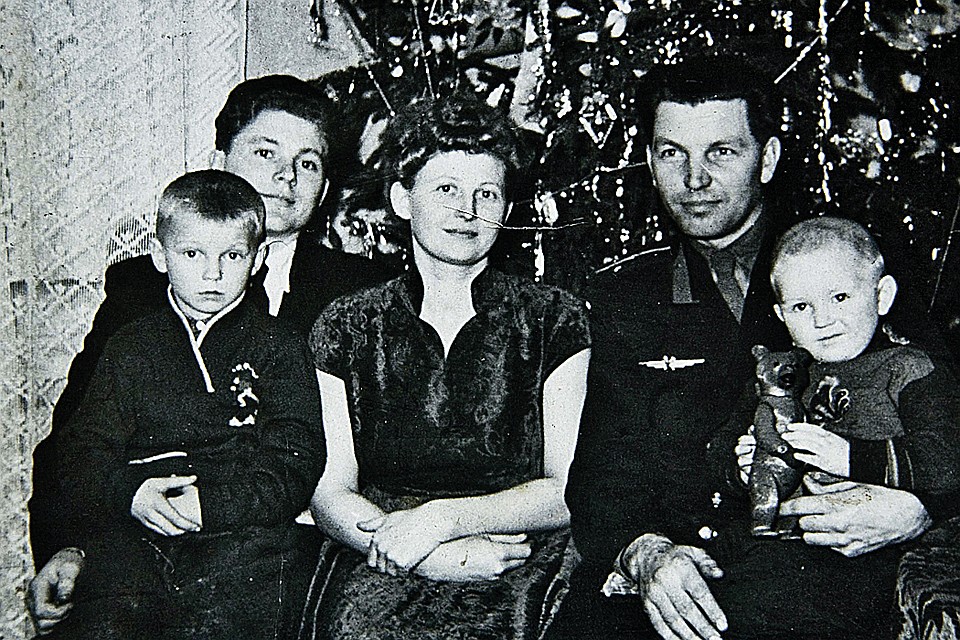 Семья Новиковых встречает Новый, 1960 год. Лидия Новикова с сыновьями Валерием (слева), Сергеем (справа), мужем Зиновием и братом Степаном - парень, курсант военно-морского училища, приехал погостить у родственников. Фото: Личный архив Франтишека Гживача