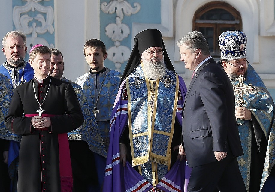 Порошенко выразил сожаления в связи с разрывом общения РПЦ с Константинополем.