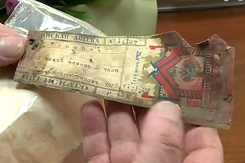 Под старым полом нашли монеты середины 19 века, кольцо, склянки, бутылки, осколки посуды, аптечные рецепты. Фото: телеканал "Рыбинск-40".