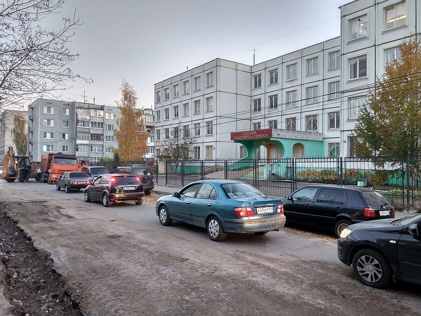 Уже выстроилась пробка