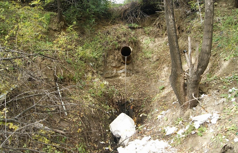 Та самая труба, по которой сливают воду. Фото: Амурская бассейновая природоохранная прокуратура