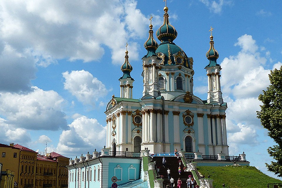 Первой, как “взятка”, Фанару ушел красивейший андреевский храм в Киеве