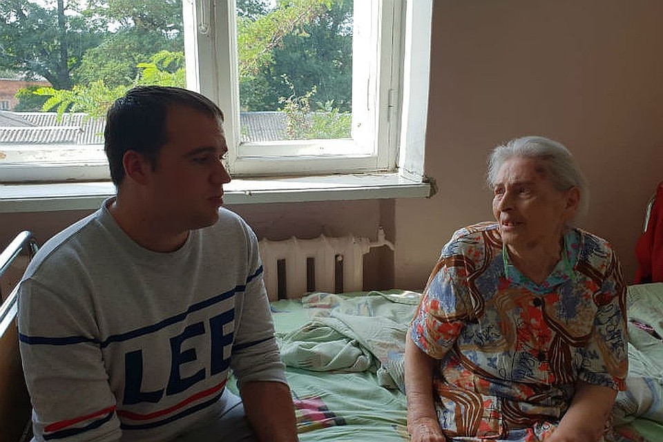 Леонид навещал бабушку в больнице и дома. Фото: "Комсомольская правда. Иркутск".