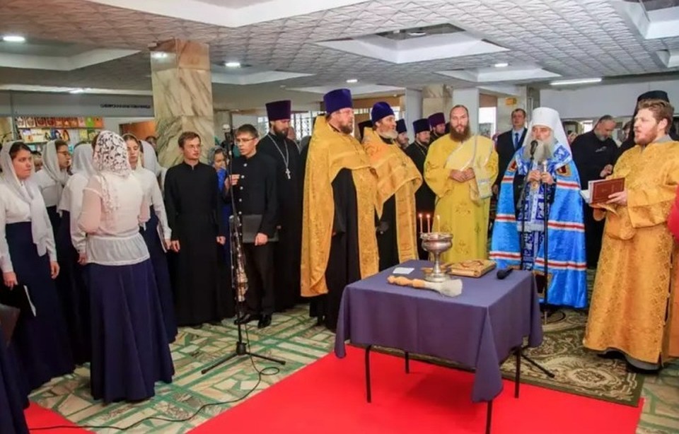 Панихиду по жертвам трагедии в Керчи отслужили в Барнауле