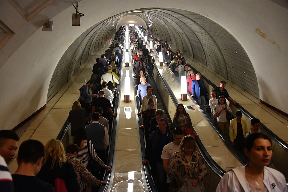 Пассажиры метро почувствовали себя плохо из-за распыления неизвестного вещества