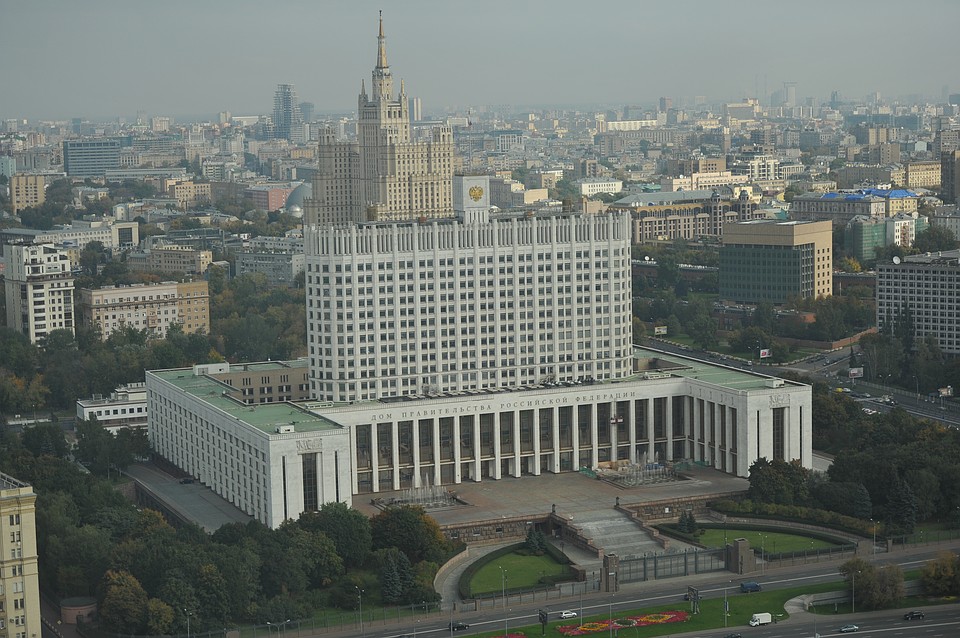 Авторы законопроекта предлагают отметить действующую сегодня норму, запрещающую дарить чиновникам подарки, стоимость которых превышает 3000 рублей
