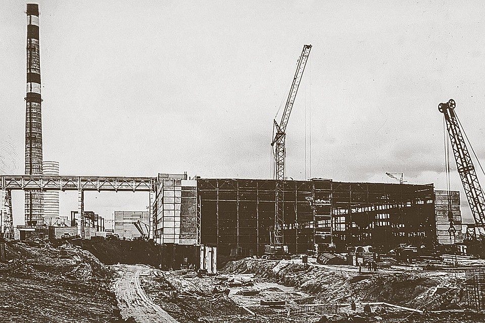 В 1976 году строительство Новосибирского электродного завода объявили ударной комсомольской стройкой.
