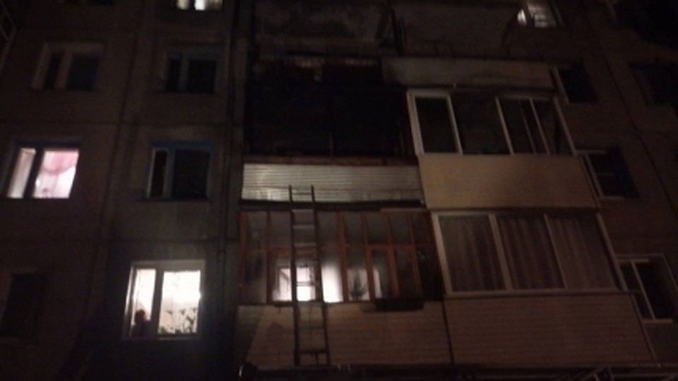 Курить вредно, а делать это на балконе и вовсе не безопасно: в Саянске загорелся жилой дом. Фото: пресс-служба МЧС России по Иркутской области.