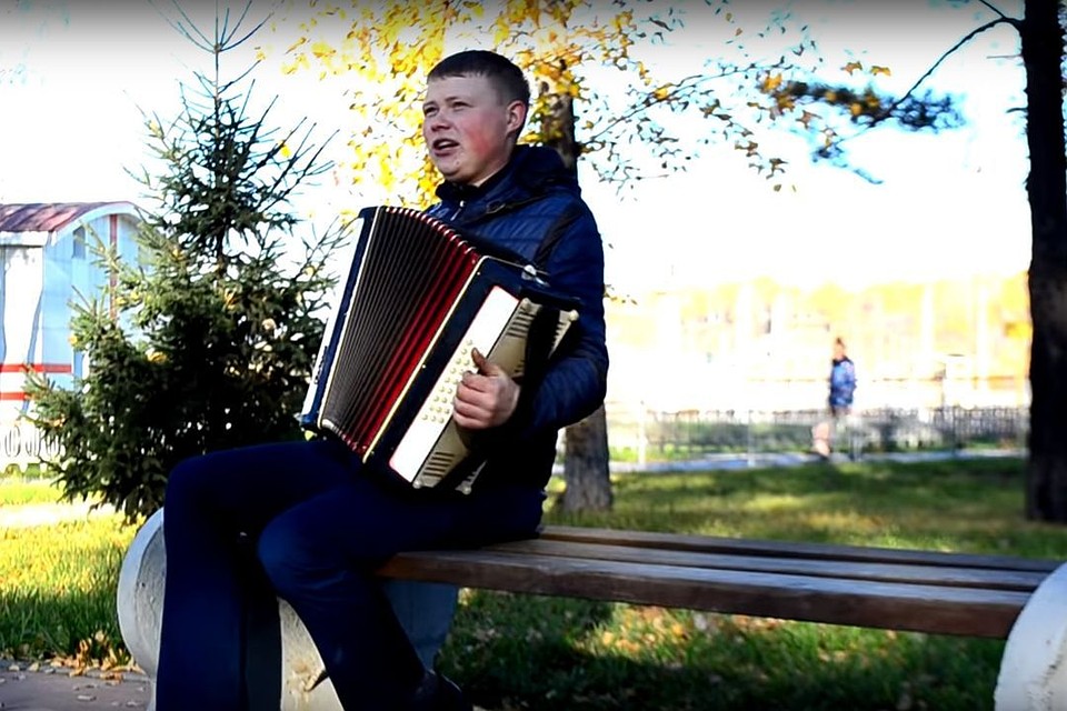 Кадр из клипа на песню "Первомайка".