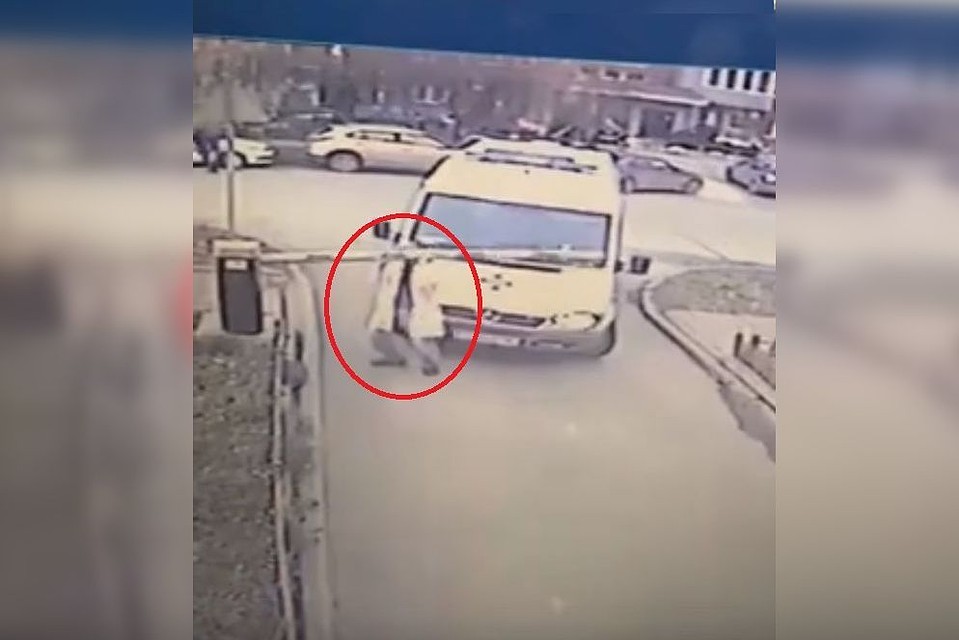 В соцсетях обсуждают врача, который сломал шлагбаум, чтобы попасть к пациенту.