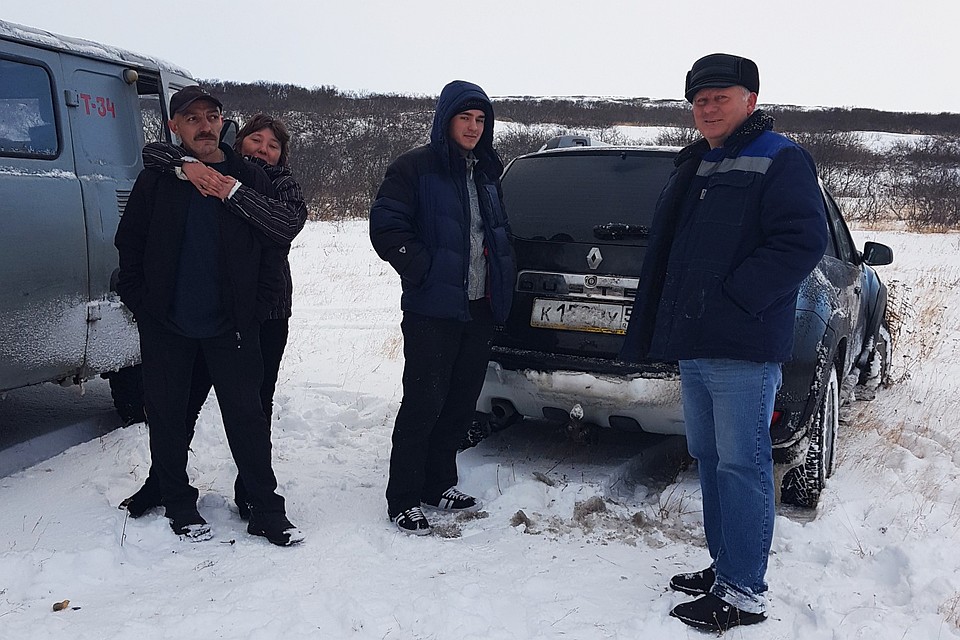 На этом снимке отважных спасателей истощенной собаки не хватает только Просто Лены - главного вдохновителя и инициатора поисковиков. Фото: Просто Лена