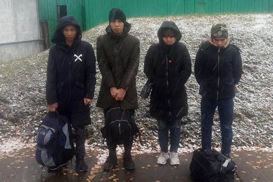 У троих мигрантов были паспорта, но визы оказались просроченные. Фото: пресс-служба пограничного управления ФСБ России по Псковской области