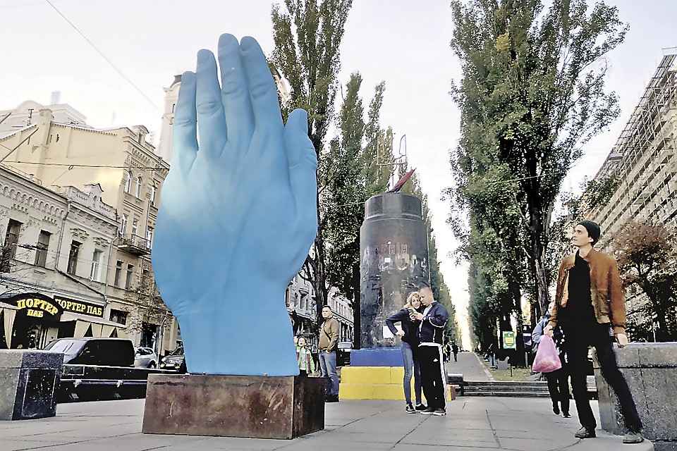 На Бессарабской площади в центре Киева на пьедестал сброшенного памятника Ленину майданные активисты водрузили тризуб. А рядом выставили синюю руку. В холодные зимние дни она выглядит особенно символично: со старым решительно расстались, но новое не создали и мерзнут аж до посинения. Фото: Арина СУВОРОВА