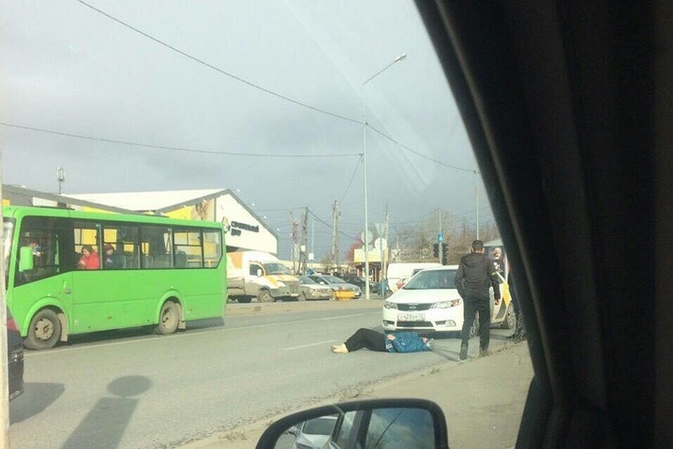 Сбили или стало плохо: В Тюмени на дороге пострадала шустрая бабушка. Фото Анастасии Станкэ vk.com