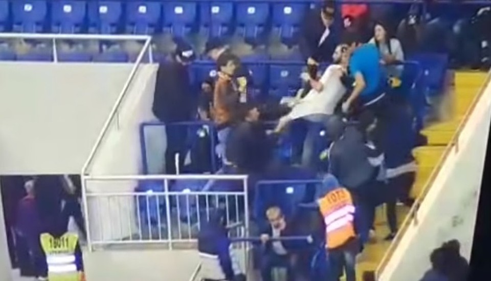 Начало драки. Стоп-кадр из видео КБ ФК "РСМ".