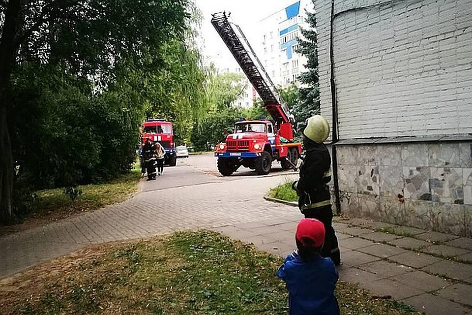В Барановичах спасатели обнаружили труп женщины, попав через окно в ее квартиру. Фото: Лариса Малахова