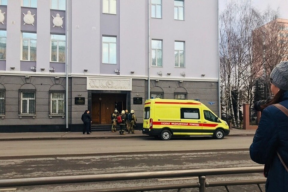 Взрыв прогремел в здании местного управления ФСБ. Фото предоставлено очевидцем