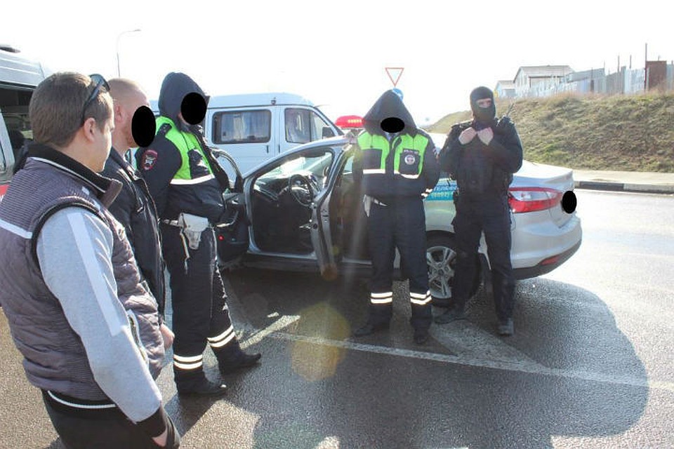 В Севастополе экс-сотрудников ГИБДД задержали в получении взятки. Фото: пресс-служба Следкома России по Севастополю