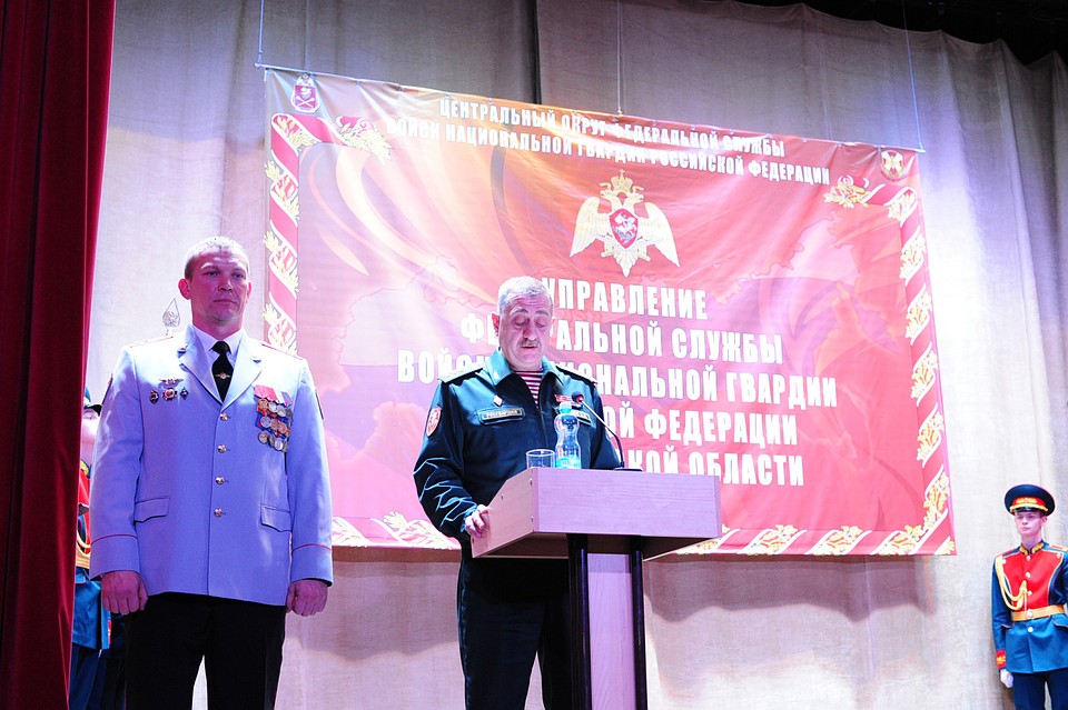 Генерал-полковник Игорь Голлоев представляет личному составу нового руководителя управления Росгвардии Тамбовской области Сергея Шишмонина. Фото: с сайта региональной администрации