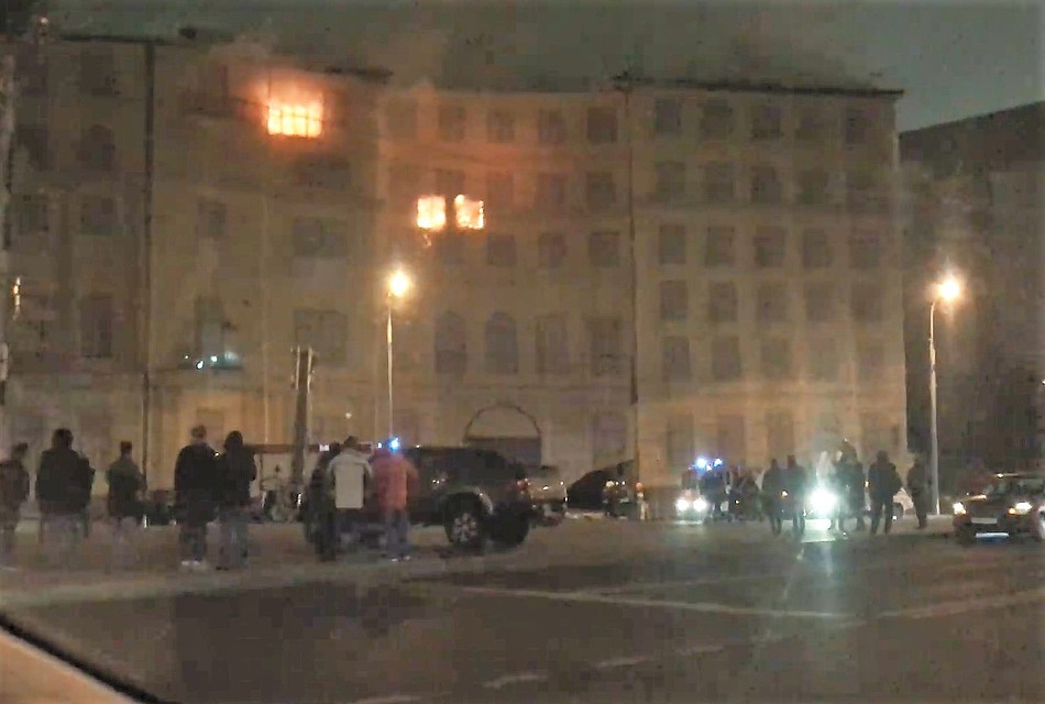 В центре Москвы горит расселенный многоэтажный дом. Фото: скришот видео