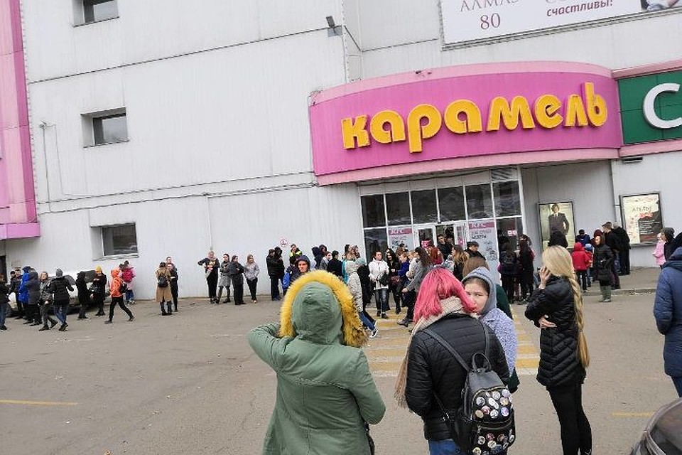 В ТРЦ "Карамель" в Иркутске срочно эвакуируют посетителей. Фото: Маргарита Шевкопляс