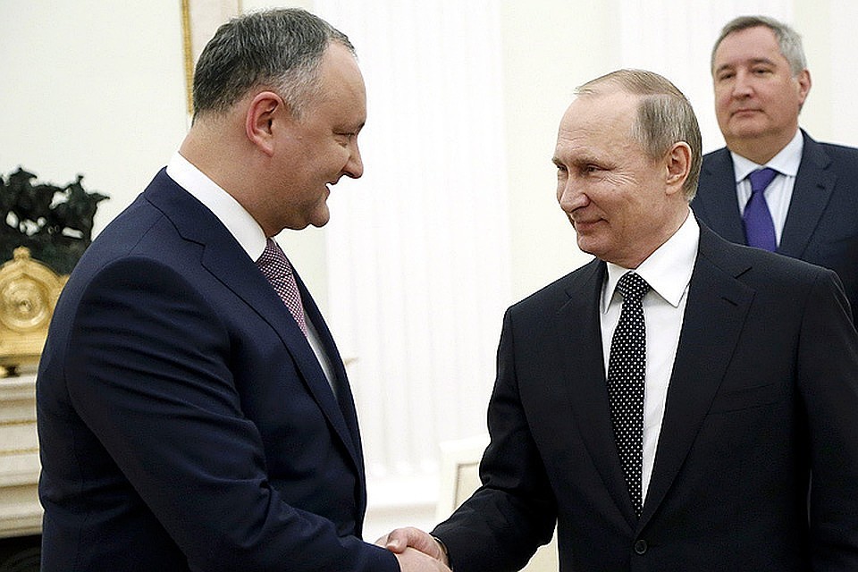 Президент РФ Владимир Путин (справа) и глава Молдавии Игорь Додон