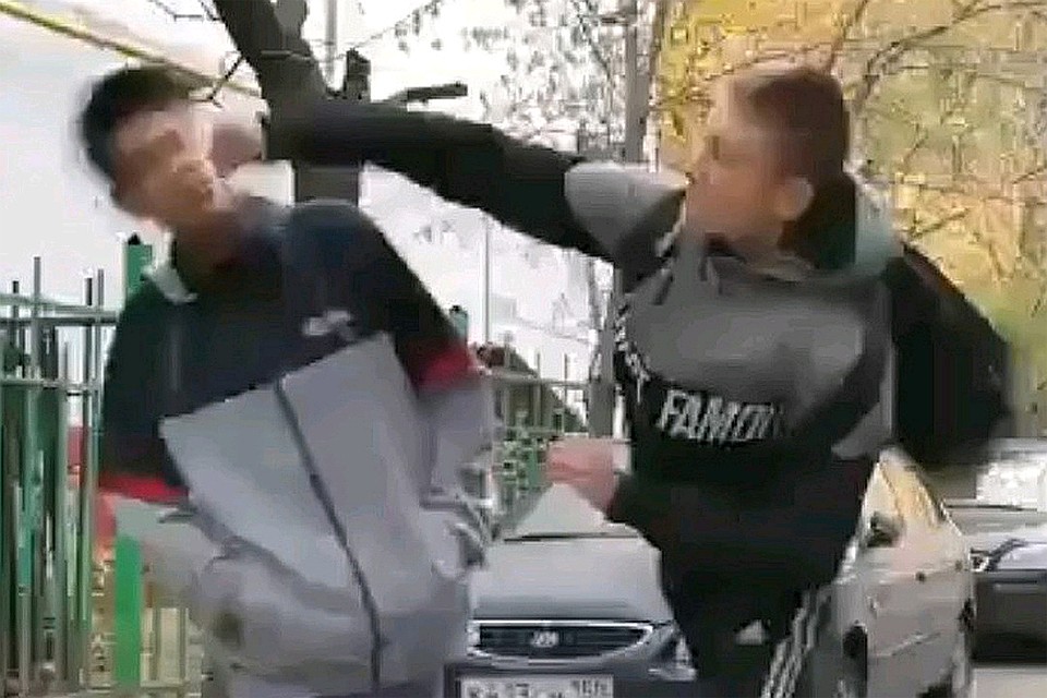 Кадр с избиением школьника.