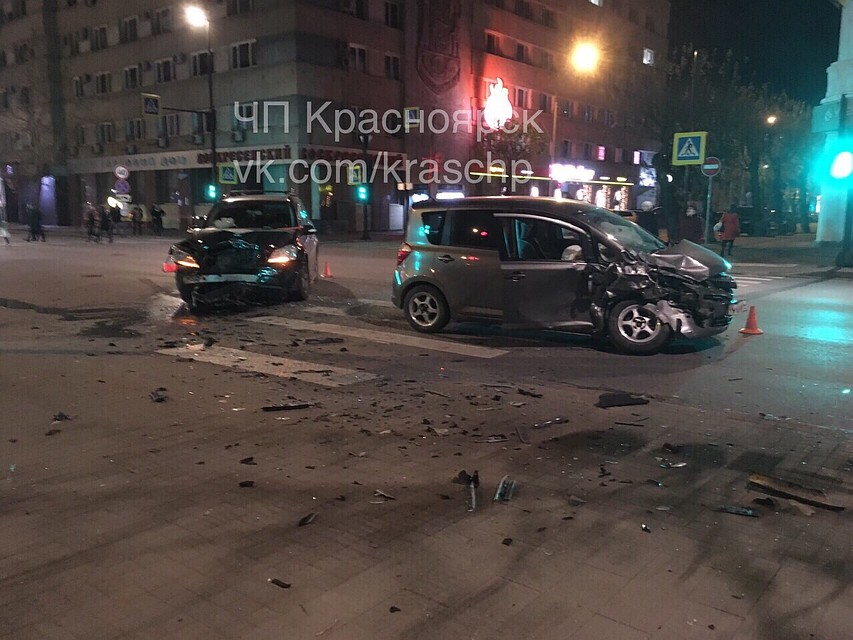 Удар был, по всей видимости, достаточно сильным – у обоих автомобилей серьезные повреждения. Фото: "ЧП-Красноярск"