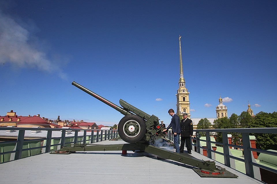 Выстрел из пушки Петропавловской крепости проводится традиционно в полдень