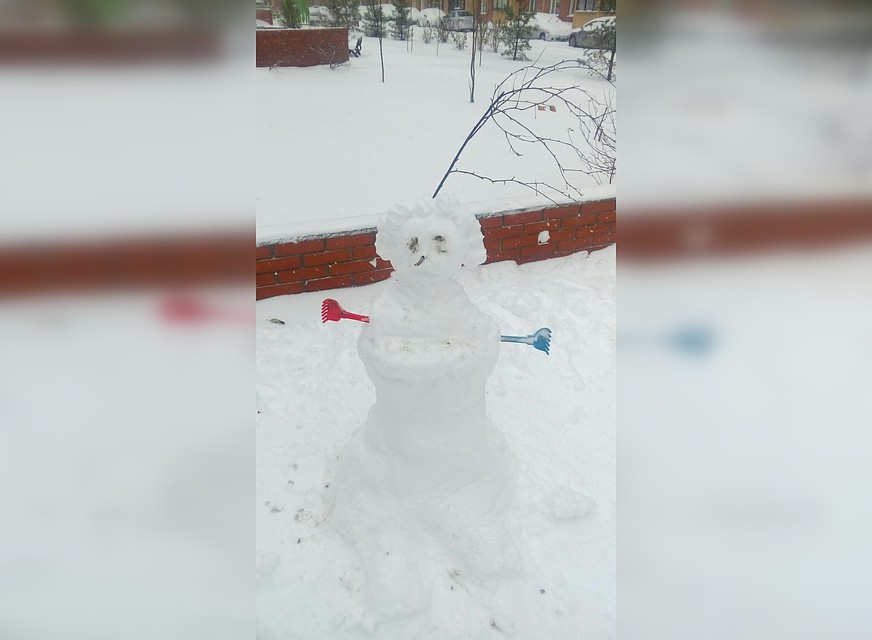 Сегодня во всех дворах города можно встретить снеговиков. Фото: Евгений Погодаев.