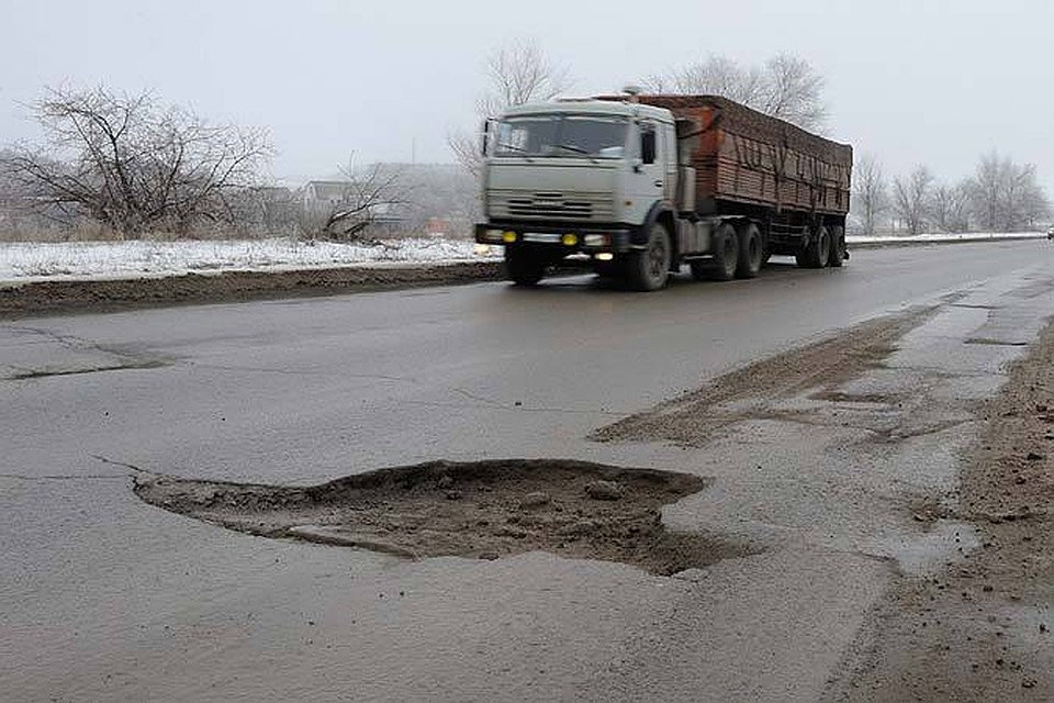Дорогу обещают залатать в ближайшее время.