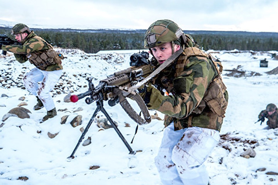 Солдаты НАТО тренируются в зимних условиях во время учений "Trident Juncture". Фото : NATO