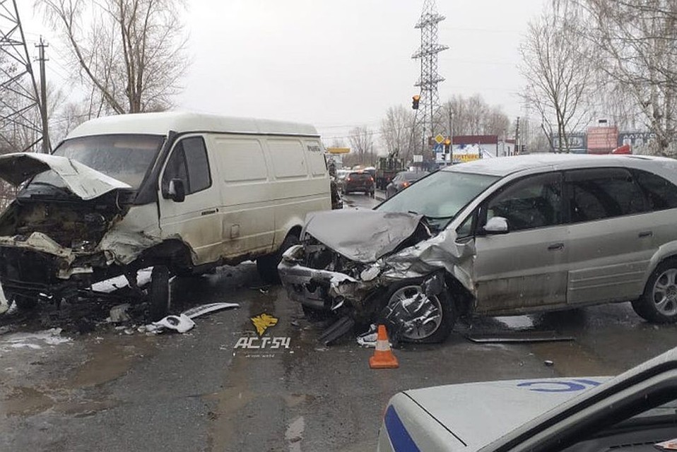 Водитель "Тойоты" устроил ДТП на "встречке", в котором пострадали дети.