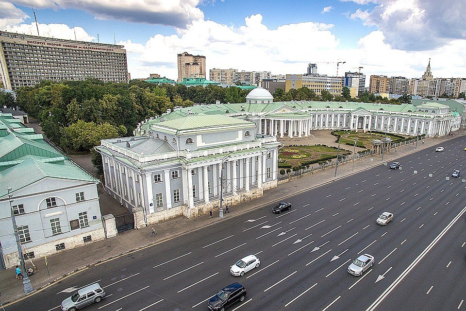 Московский городской научно-исследовательский институт скорой помощи имени Н. В. Склифосовского на Большой Сухаревской площади. ФОТО Наталья Гарнелис/ТАСС