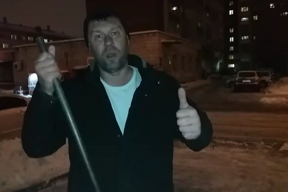 Новосибирец взял лом и пошел делать работу за коммунальщиков. Стоп-кадр с видео Михаила Мезенцева на facebook.com.