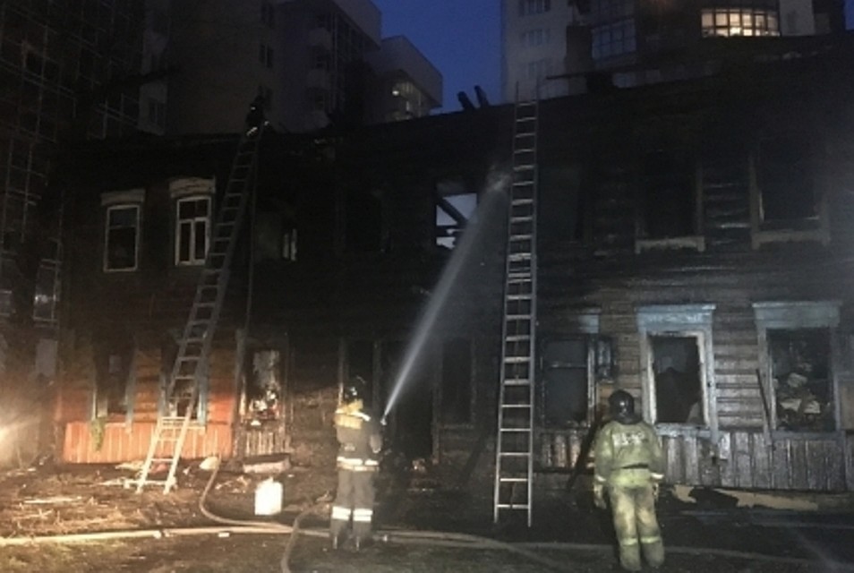 Деревянный дом сгорел в Иркутске: погибла женщина. Фото: пресс-служба ГУ МЧС по Иркутской области.