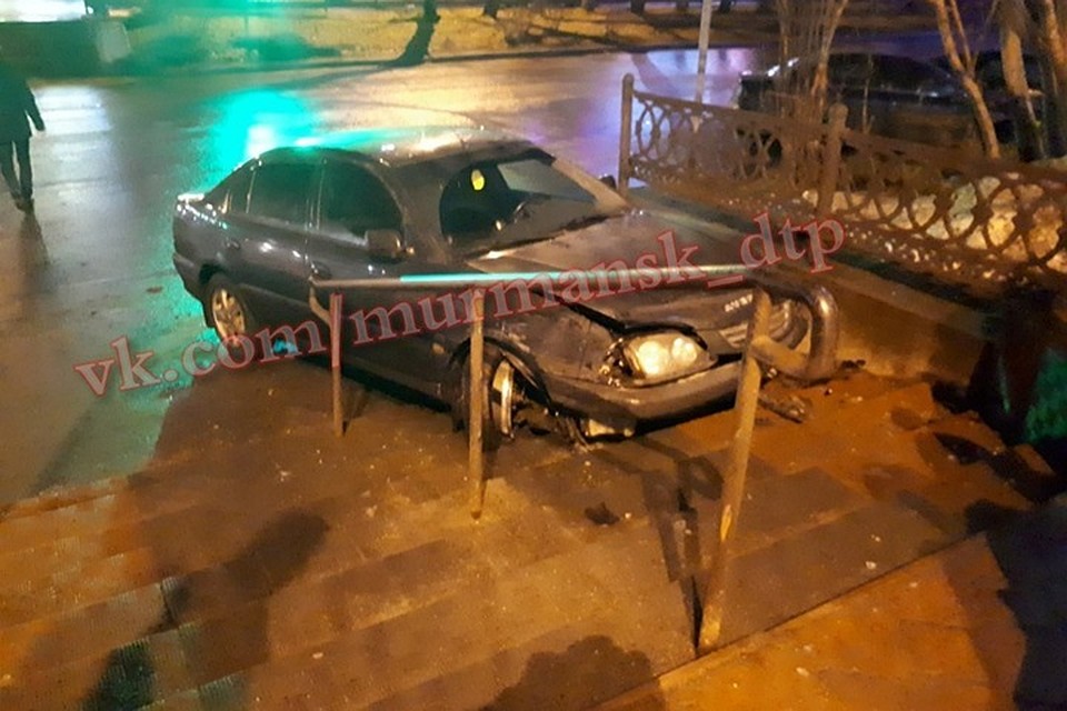 В Мурманске автомобиль после столкновения с другой легковой машиной забросило на лестницу. Фото: группа "Мурманск ДТП ЧП"