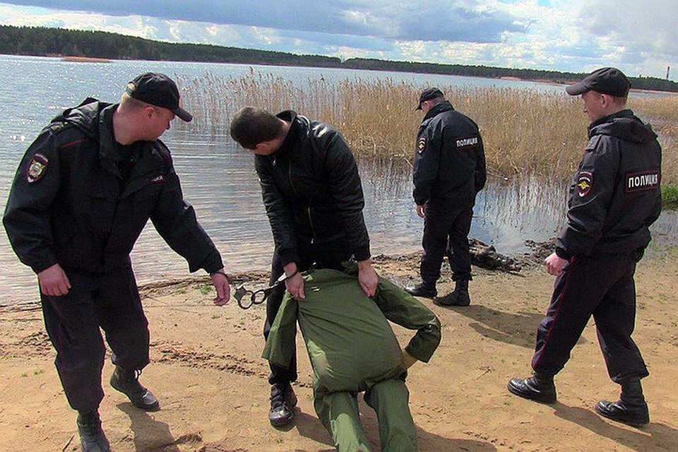 Обвиняемый показывает, как привез на берег озера напоенного до бесчувствия мужчину Фото: Следственный комитет России