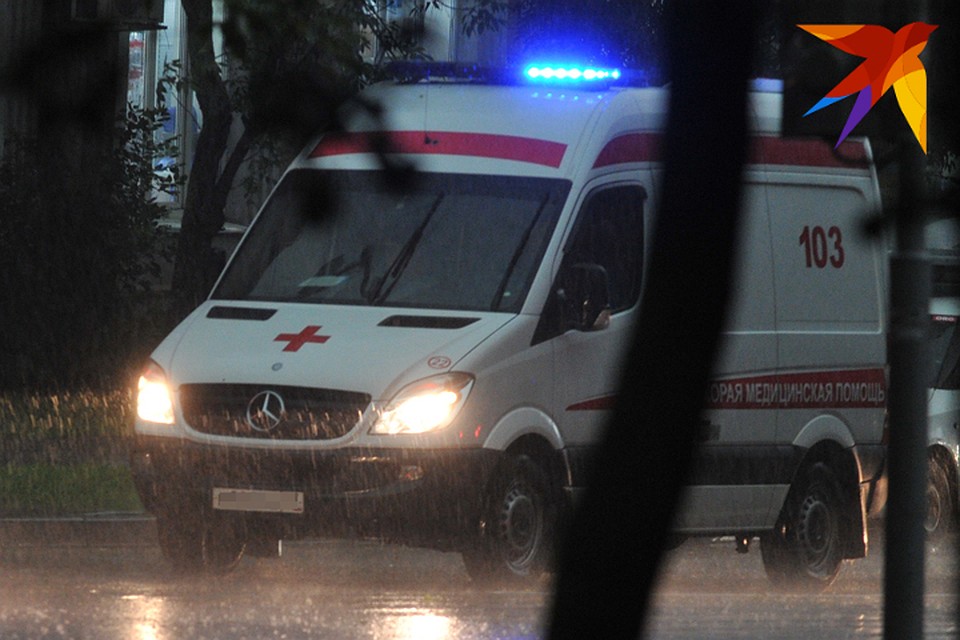 Медики, приехавшие на место аварии, диагностировали у автомобилиста сотрясение мозга, травму и рану головы, а также перелом бедра.