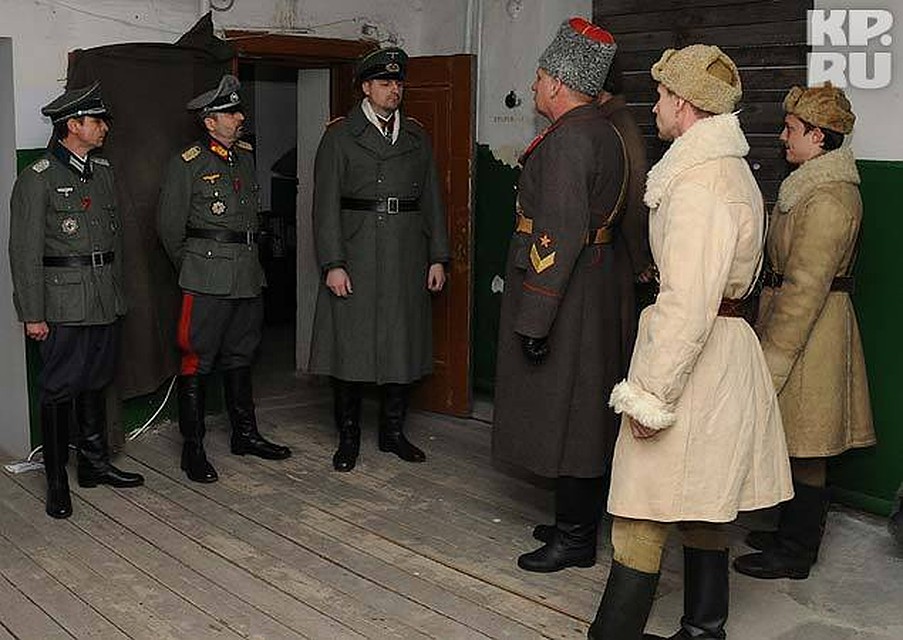 Каждый год волгоградские реконструкторы повторяют сцену пленения Паулюса.