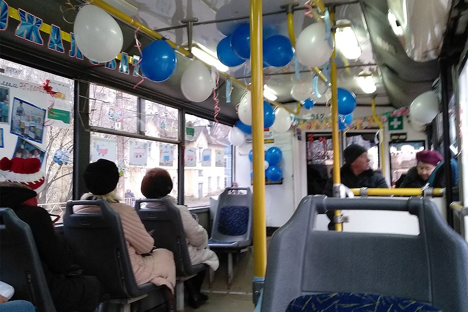Кировчане в соцсетях выкладывают фотографии из празднично украшенного транспорта. Фото: Мария ЕГОШИНА