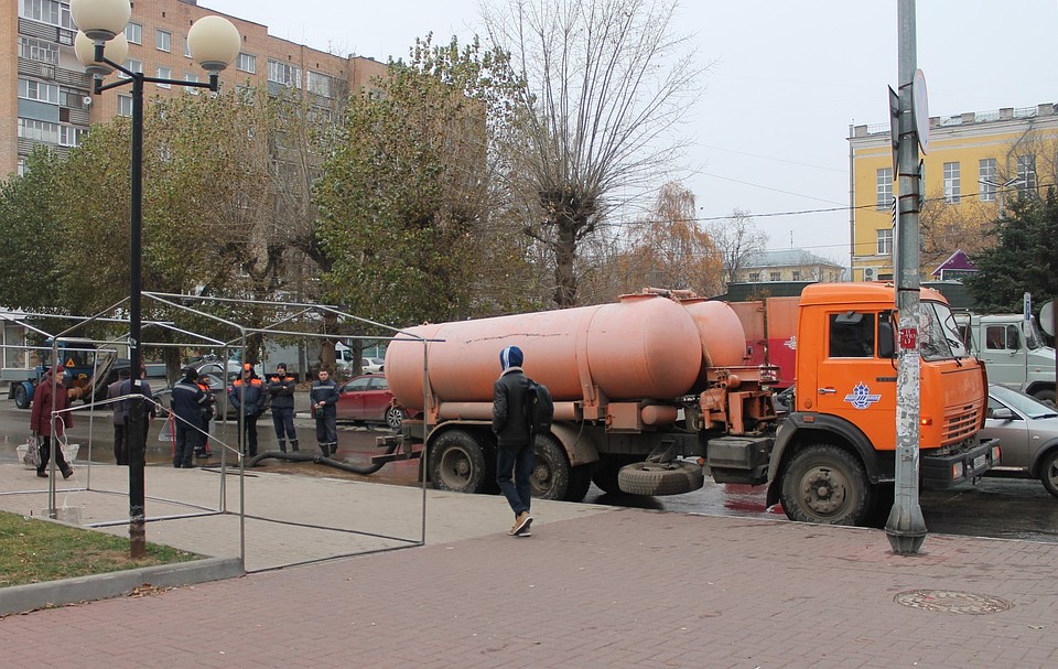 Воду с дороги откачивали в автоцистерну