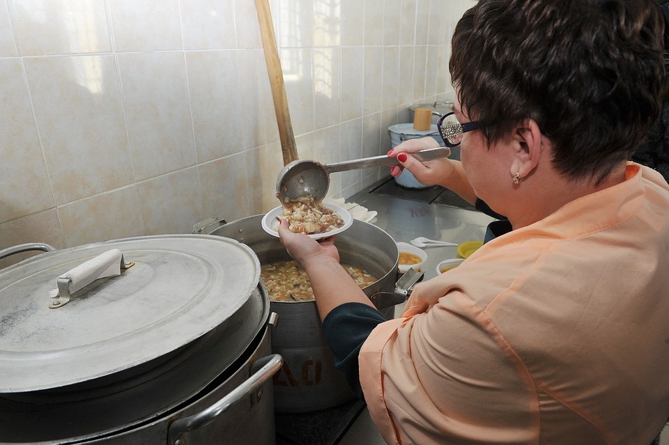 В пищу к заключенным Псковского СИЗО могли попасть испорченные продукты.