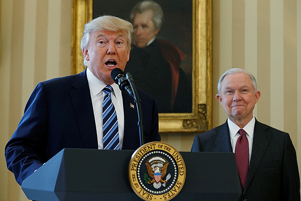 Сешнс с самого начала был сторонником Трампа. Однако президент не раз упрекал его за пассивность