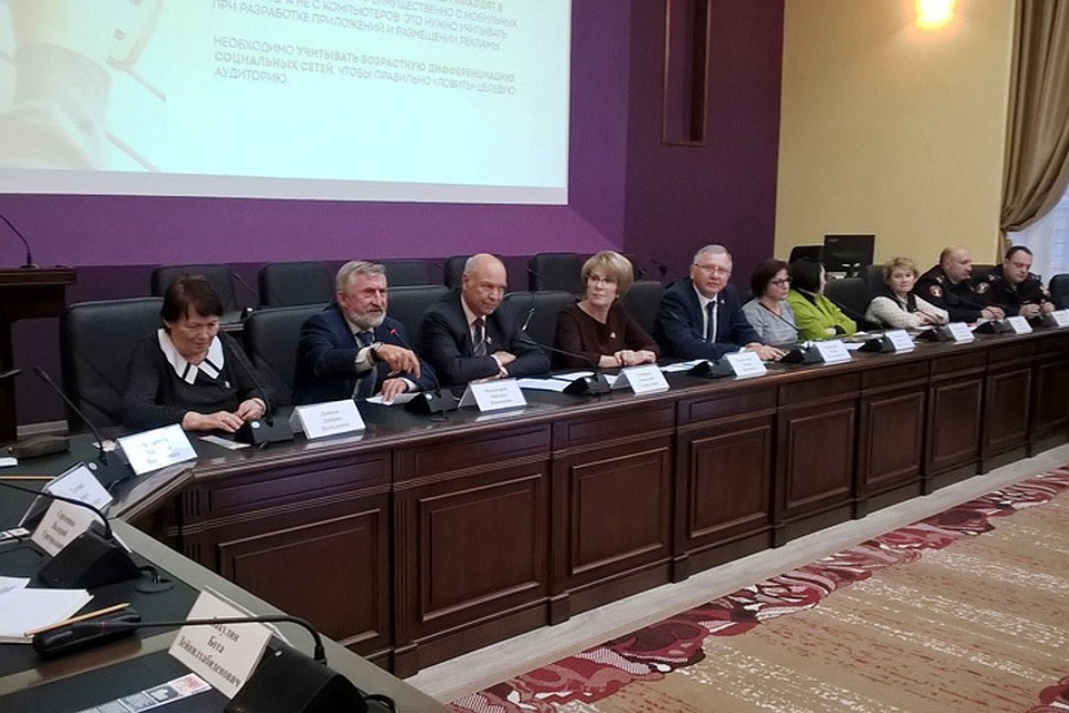 Члены общественной палаты обсуждали как противостоять экстремизму и терроризму в молодежной среде.