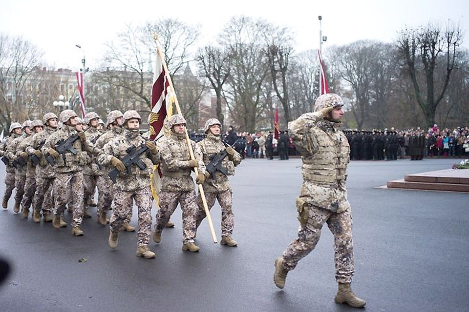 В Риге у памятника Свободы пройдет военный парад. Фото: с сайта mixnews.lv