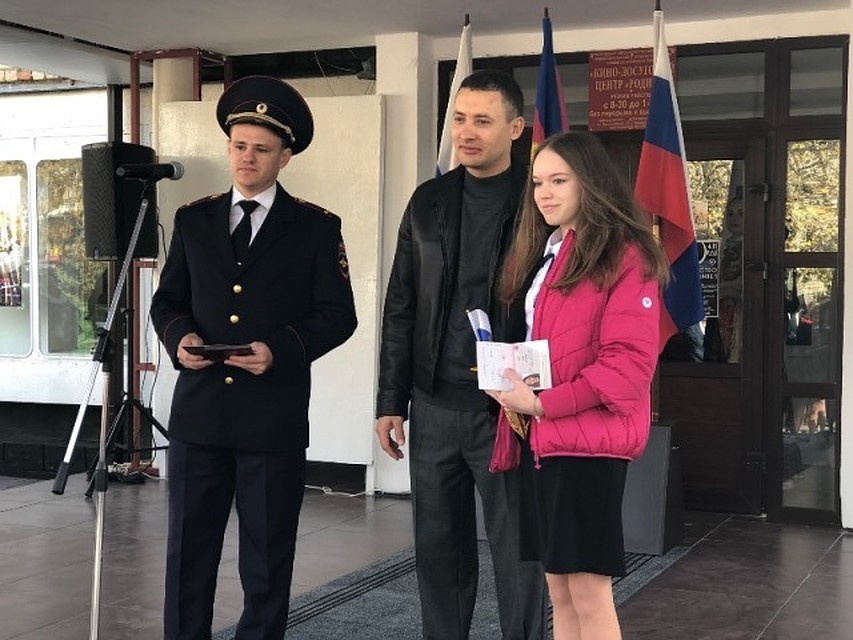 Полицейские вручили юным кубанцам паспорта
